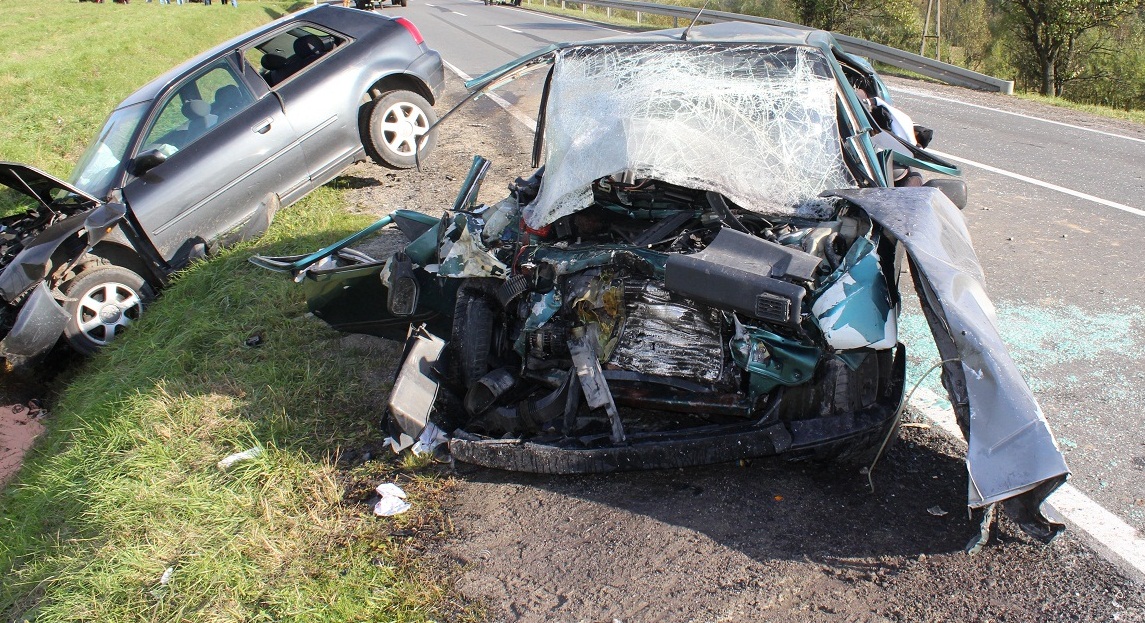 Samochody po wypadku drogowym - fot. KMP Nowy Sącz