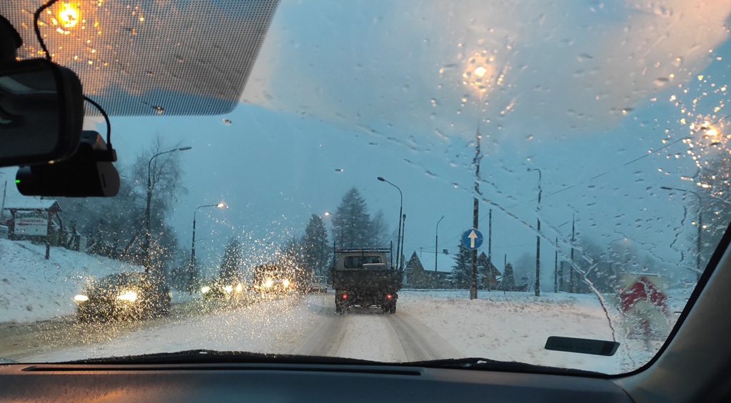 Opady śniegu i marznącego deszczu – Trudne warunki na drogach Sądecczyzny