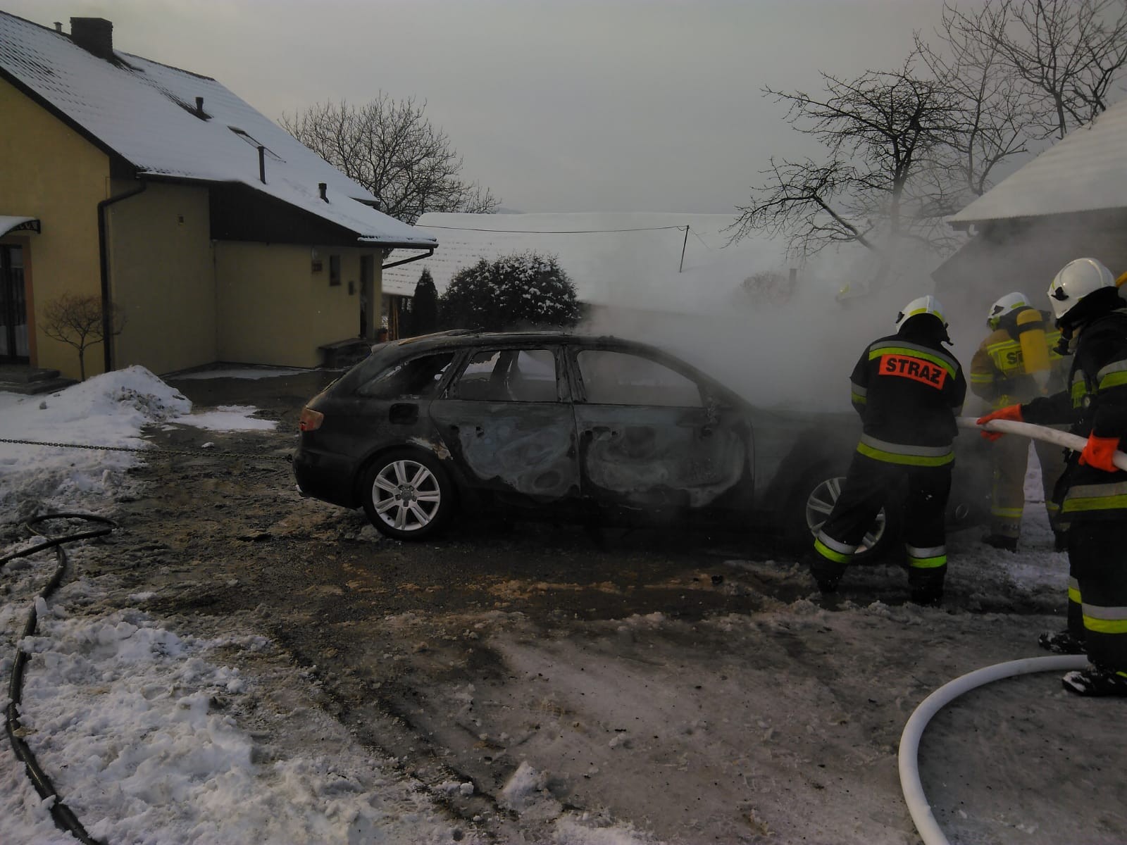 Pożar samochodu osobowego w Łącku - fot. KMPSP Nowy Sącz