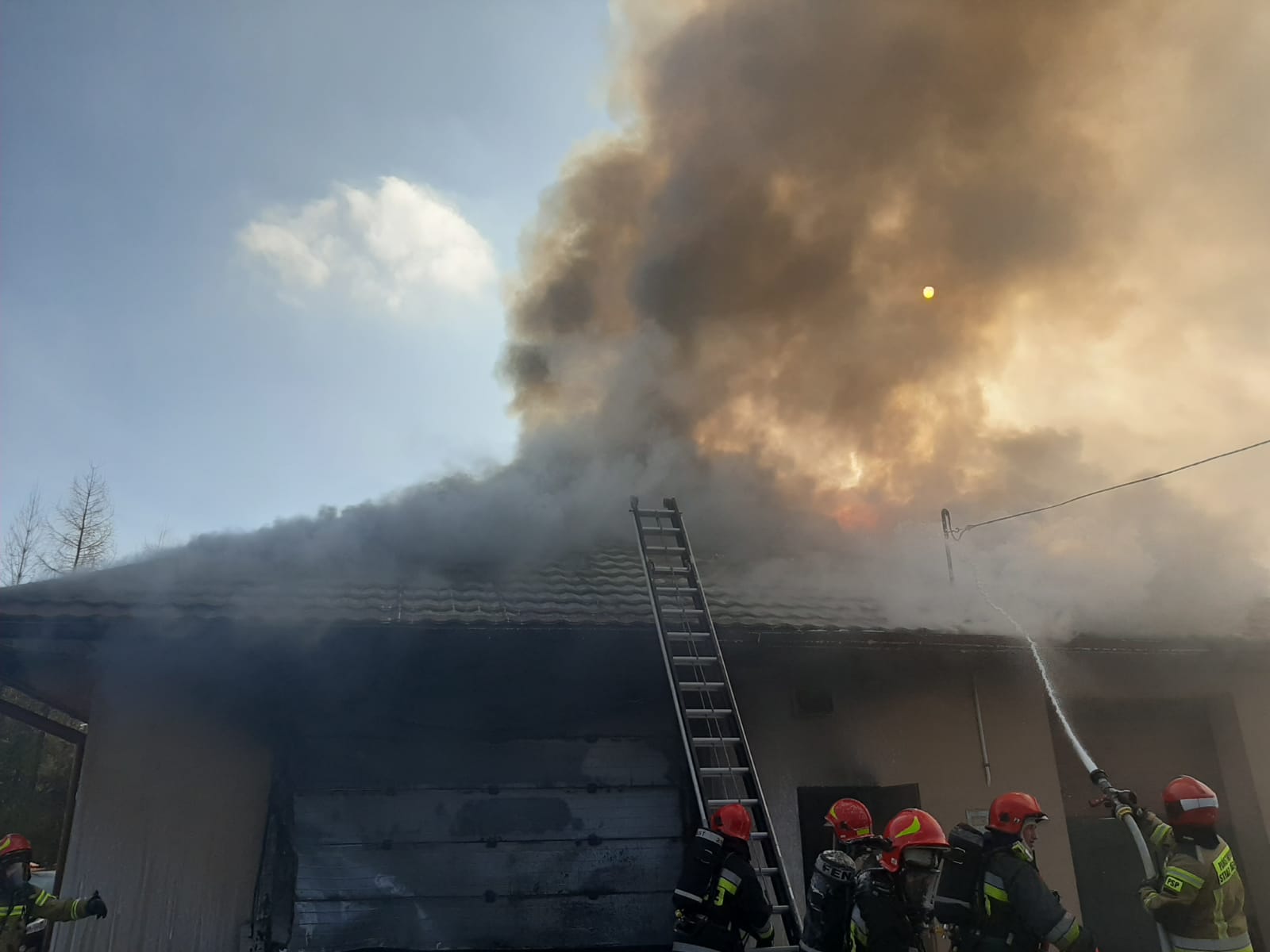 Pożar budynku mieszkalnego przy ul. Starowiejskiej - fot. KMPSP Nowy Sącz