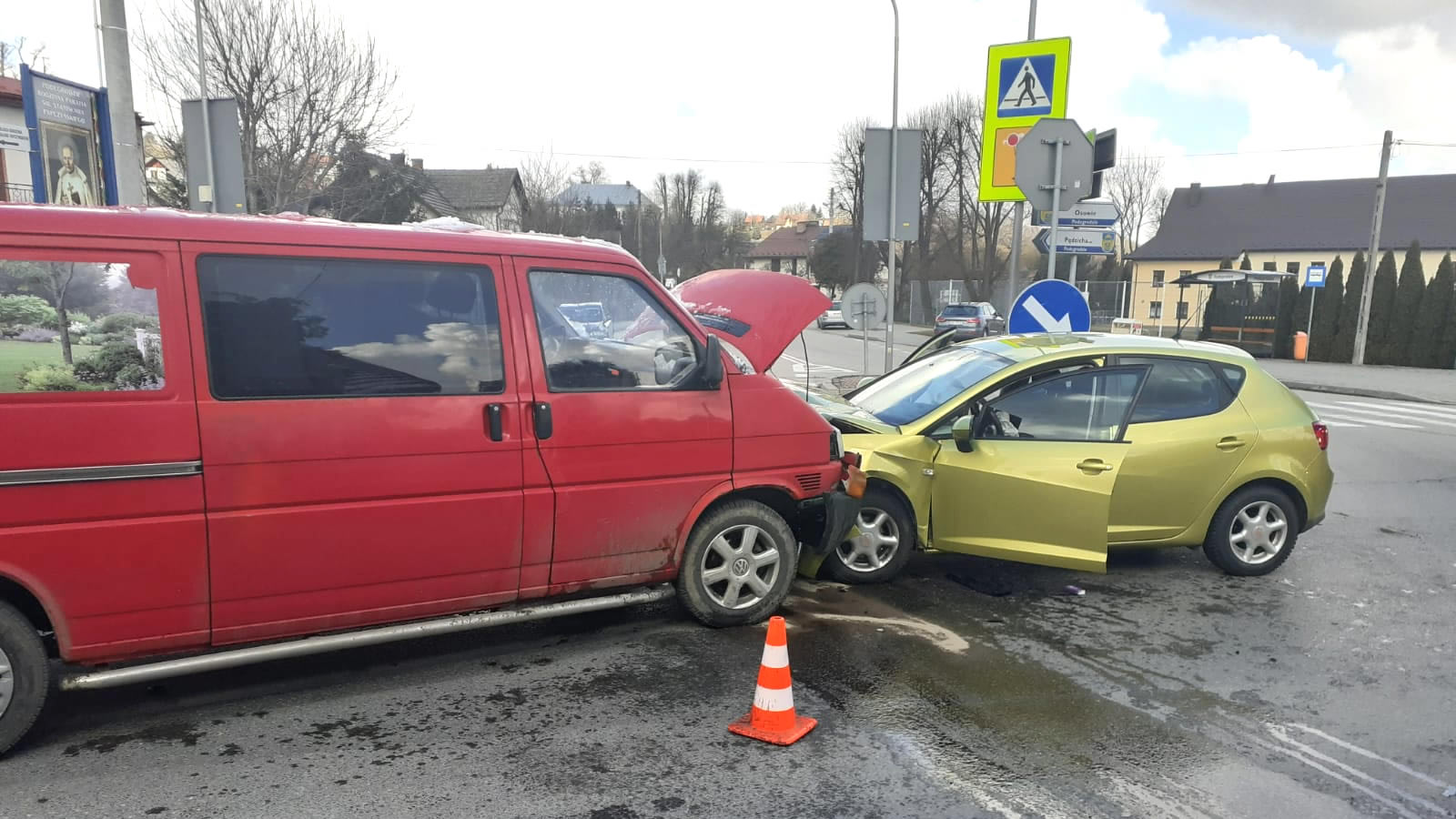 Zderzenie osobówki z samochodem dostawczym w Podegrodziu - fot. KM PSP Nowy Sącz