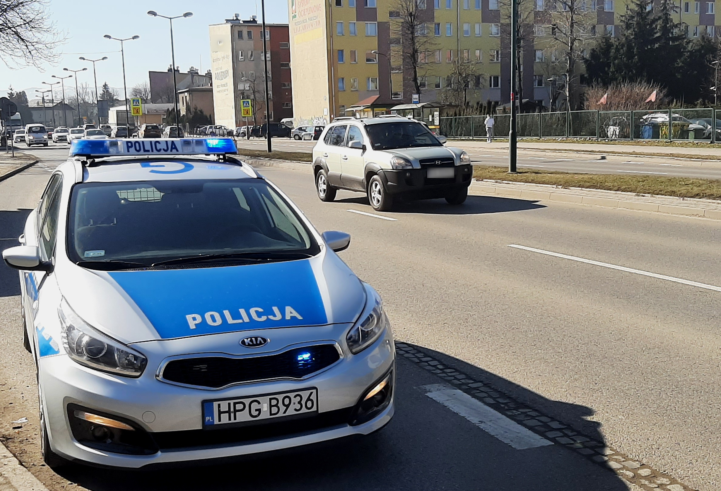 Policyjny radiowóz na ulicy Królowej Jadwigi - fot. KMP Nowy Sącz