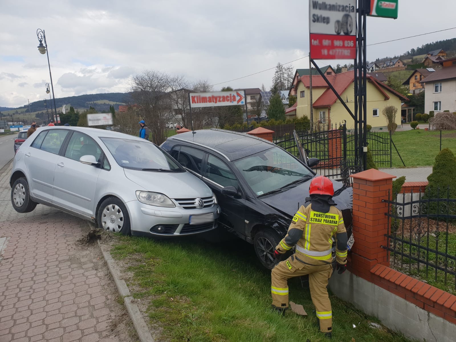 zderzenie dwóch samochodów osobowych w Powroźniku - fot. JRG Krynica Zdrój