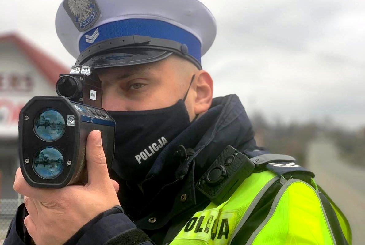 Policjant ruchu drogowego z laserowym miernikiem prędkości - fot. KMP Nowy Sącz