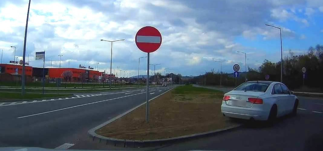 Kierowca Audi jedzie po pasie zieleni - fot. KMP Nowy Sącz
