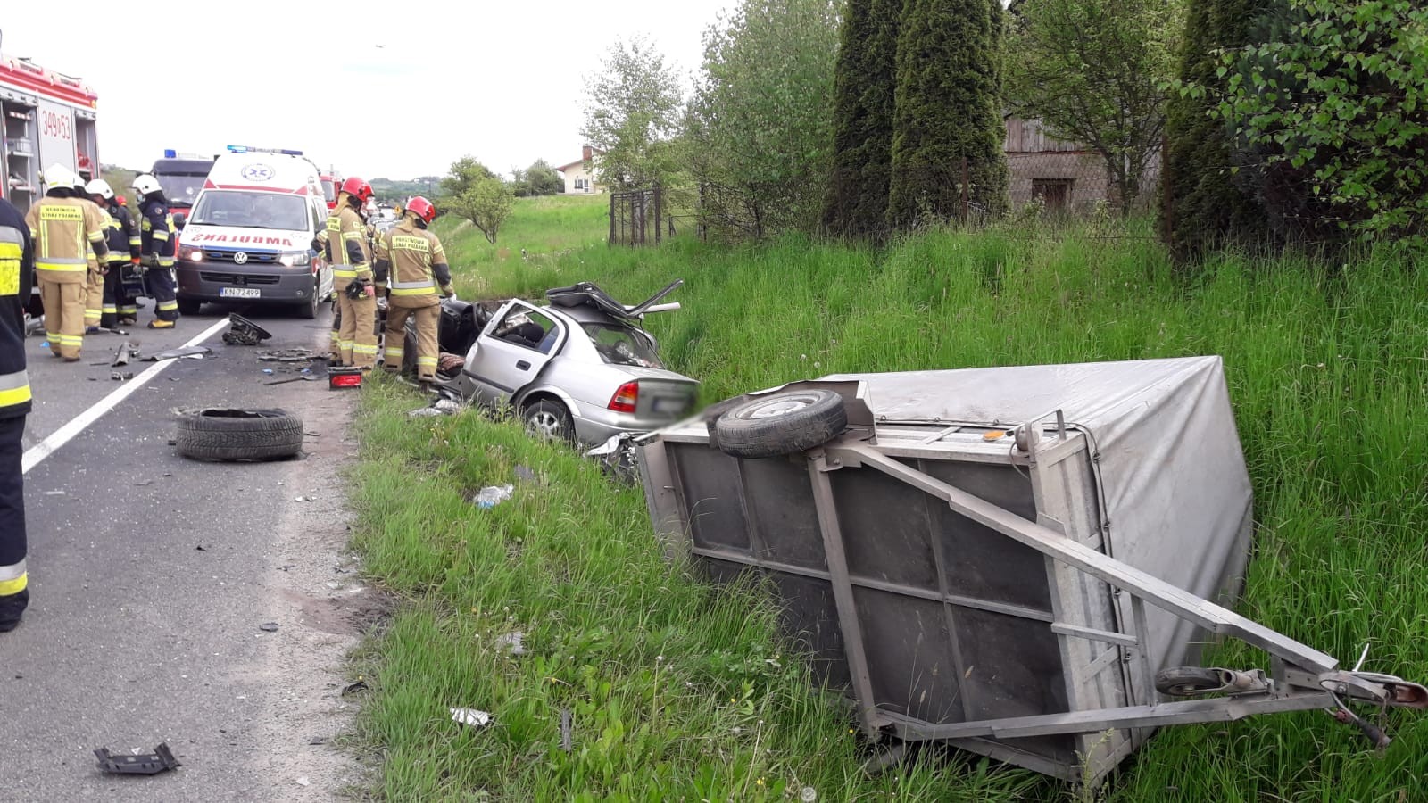 Zderzenie trzech samochodów osobowych w Łososinie Dolnej - fot. KM PSP Nowy Sącz
