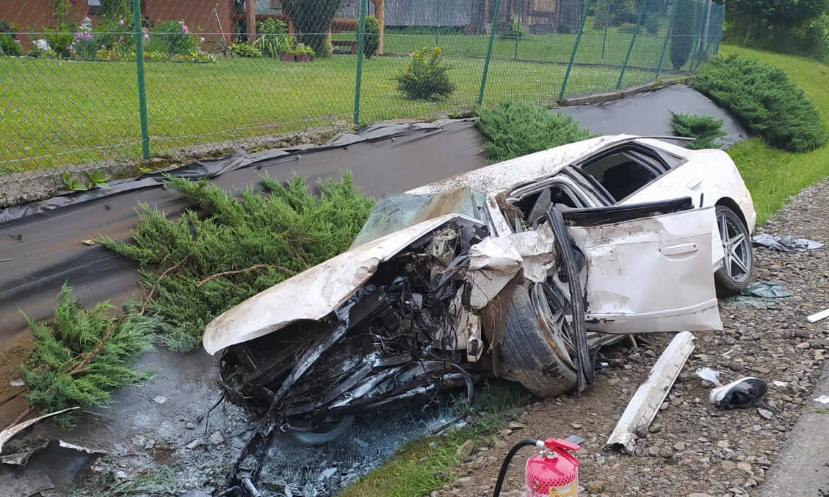 Samochód osobowy wypadł z drogi i uderzył w przepust w Królowej Górnej - fot. KM PSP Nowy Sącz