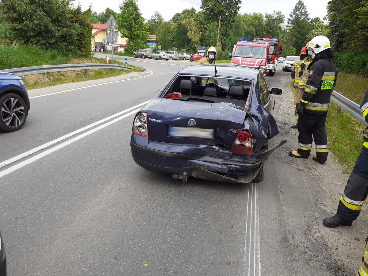 Zderzenie dwóch samochodów osobowych w Łabowej na DK 75 - fot. KM PSP Nowy Sącz