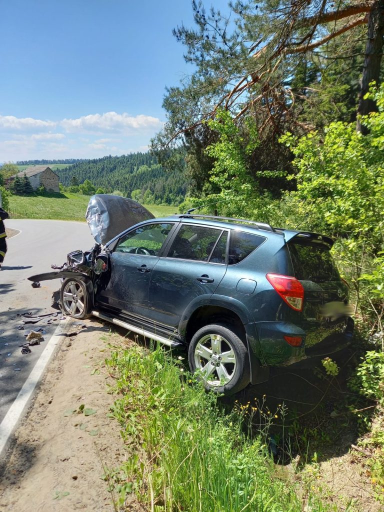 Zderzenie samochodu osobowego i dostawczego na drodze powiatowej Trzetrzewina – Chochorowice