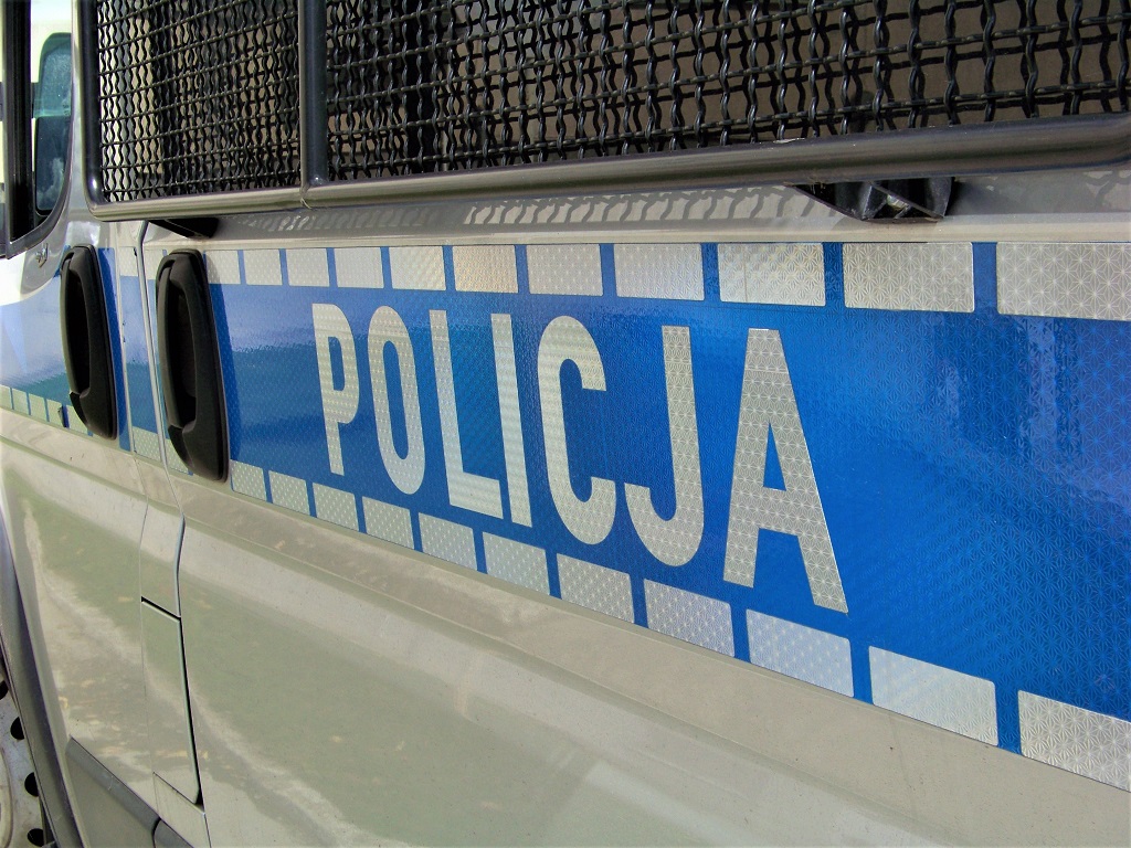 Bok oznakowanego radiowozu z napisem POLICJA - fot. KMP Nowy Sącz