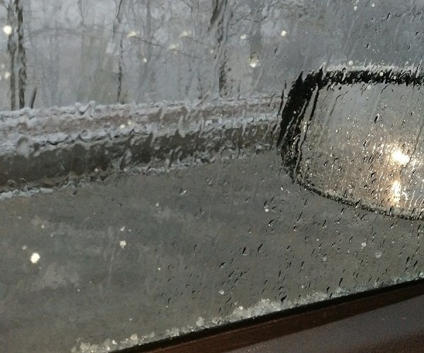 Opady śniegu z deszczem - fot. KMP Nowy Sącz