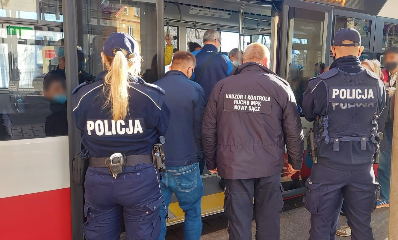 Policjanci i kontroler ruchu MPK przy miejskim autobusie - fot. KMP NS