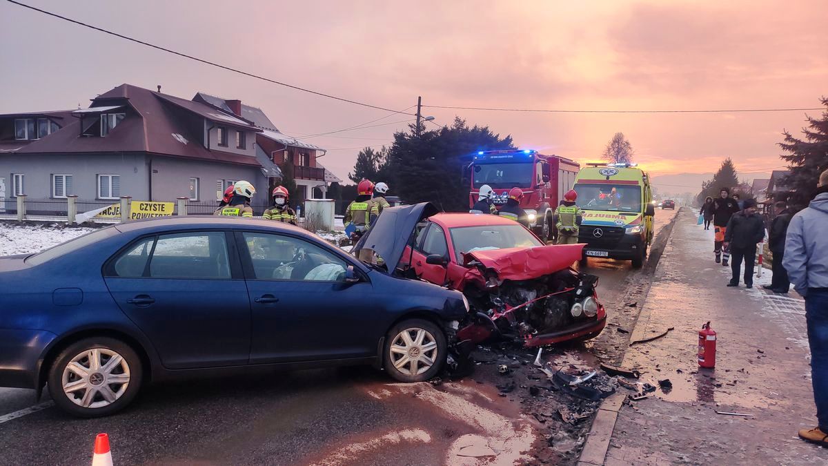 Zderzenie dwóch samochodów osobowych w Gołkowicach - fot. KM PSP Nowy Sącz