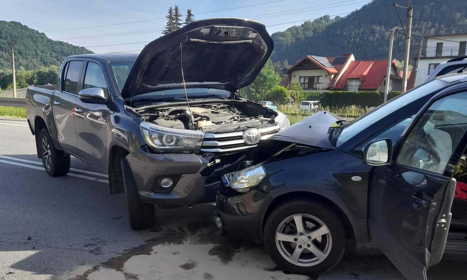 Czołowe zderzenie dwóch samochodów osobowych w Piwnicznej - fot. KM PSP Nowy Sącz