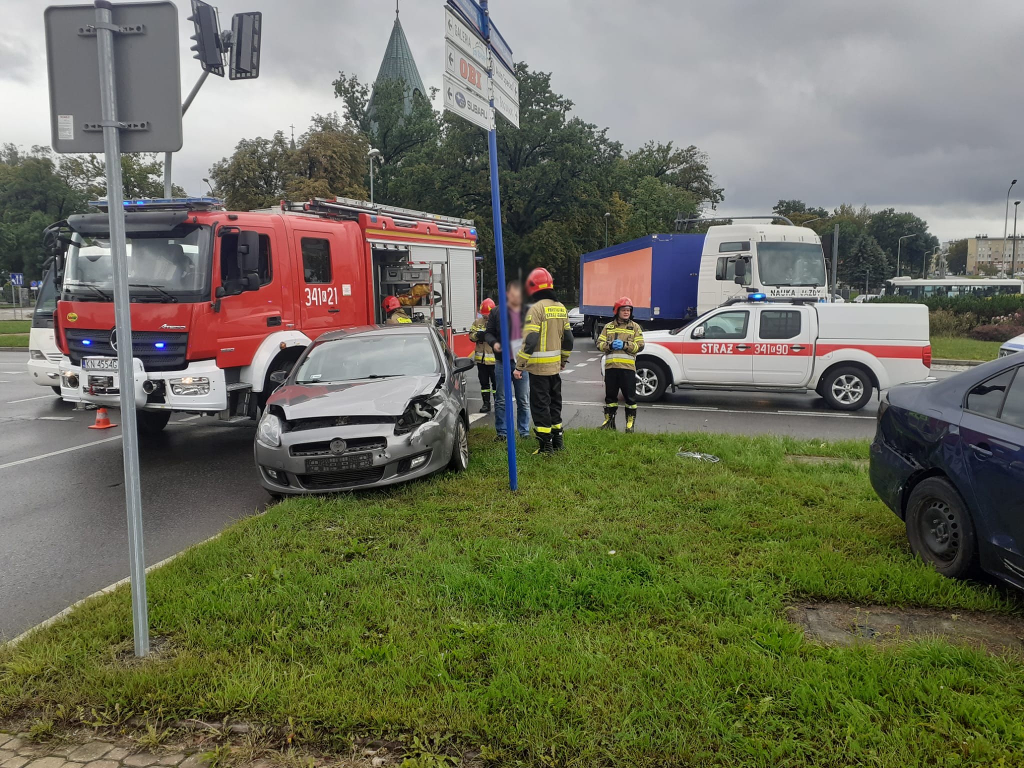 Zderzenie dwóch samochodów osobowych na Rondzie Solidarności - fot. KM PSP Nowy Sącz