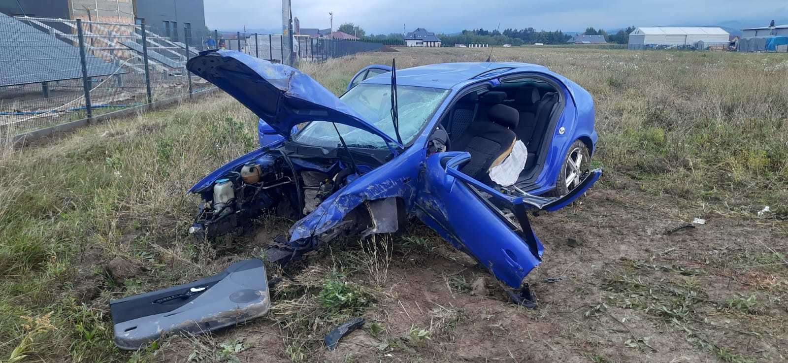 Podrzecze. Samochód osobowy uderzył w przepust - fot. KM PSP Nowy Sącz