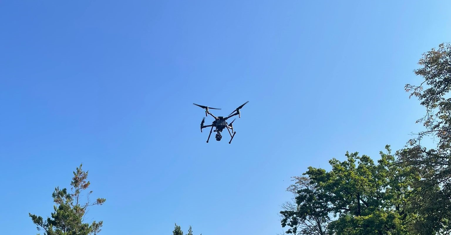 Dron w powietrzu nad parkingiem - fot. KMP Nowy Sącz
