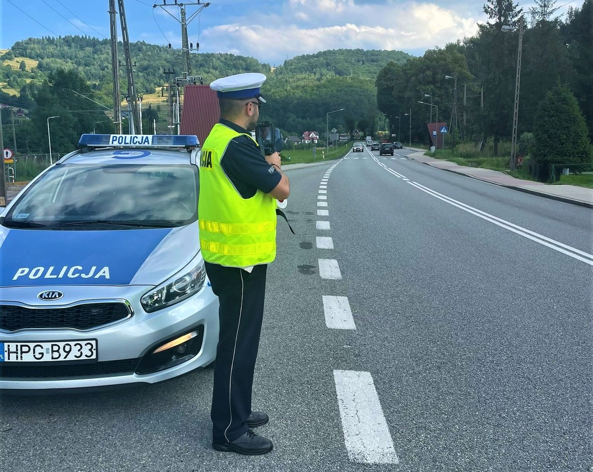 policjant drogówki z laserowym miernikiem prędkości