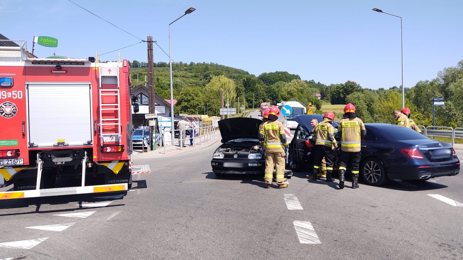 Zderzenie dwóch samochodów osobowych na d 75 w Tęgoborzy - fot. KM PSP Nowy Sącz