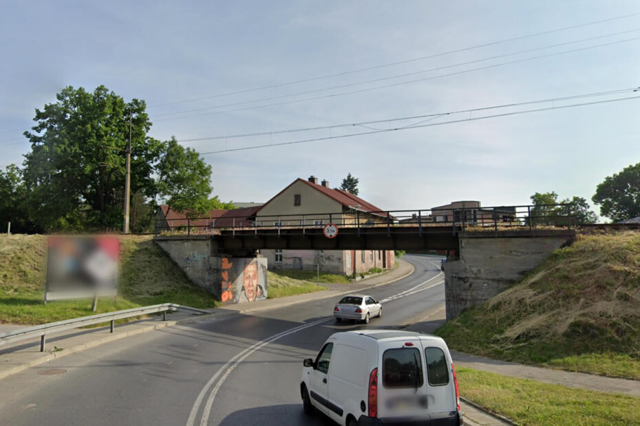 Wiadukt kolejowy na ul. Węgierskiej w Nowym Sączu - źródło: Google Street View