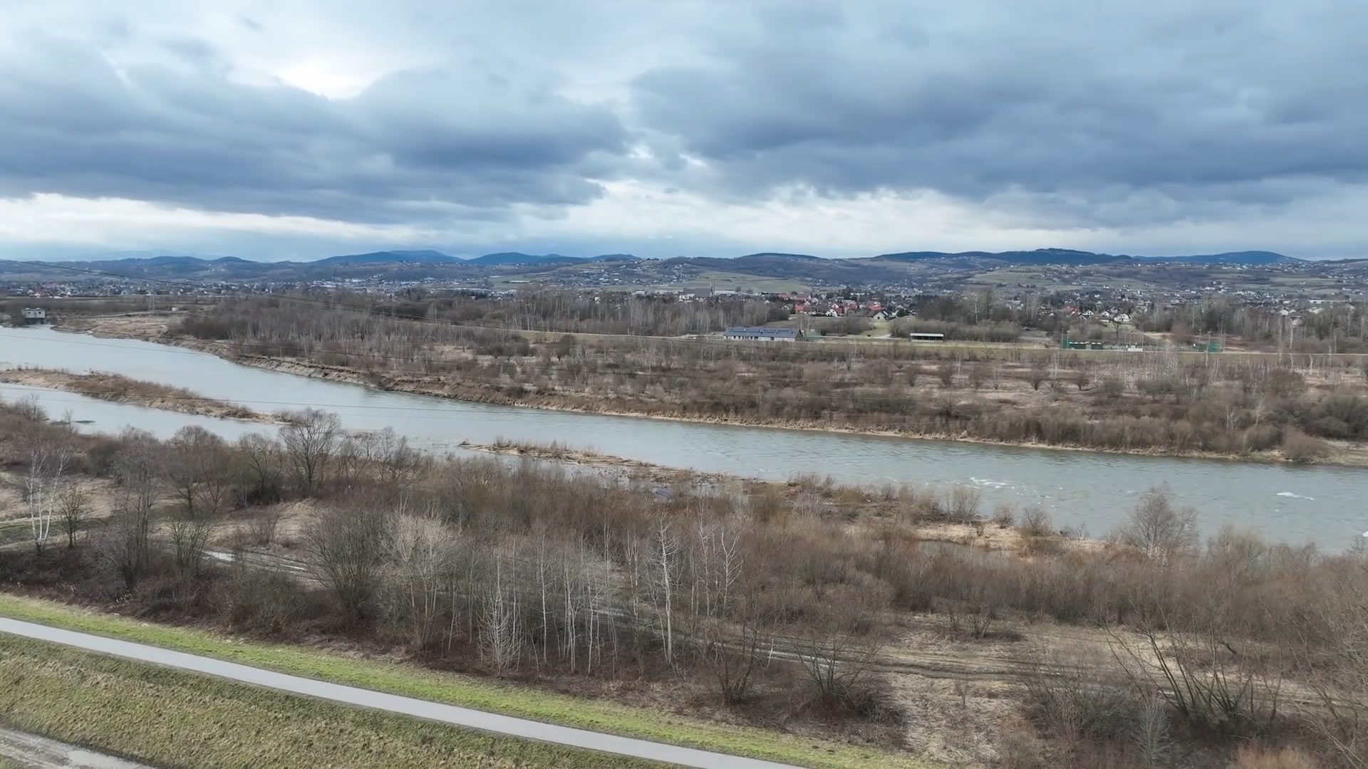 Rzeka Dunajec w Nowym Sączu z lotu ptaka - fot. UM NS