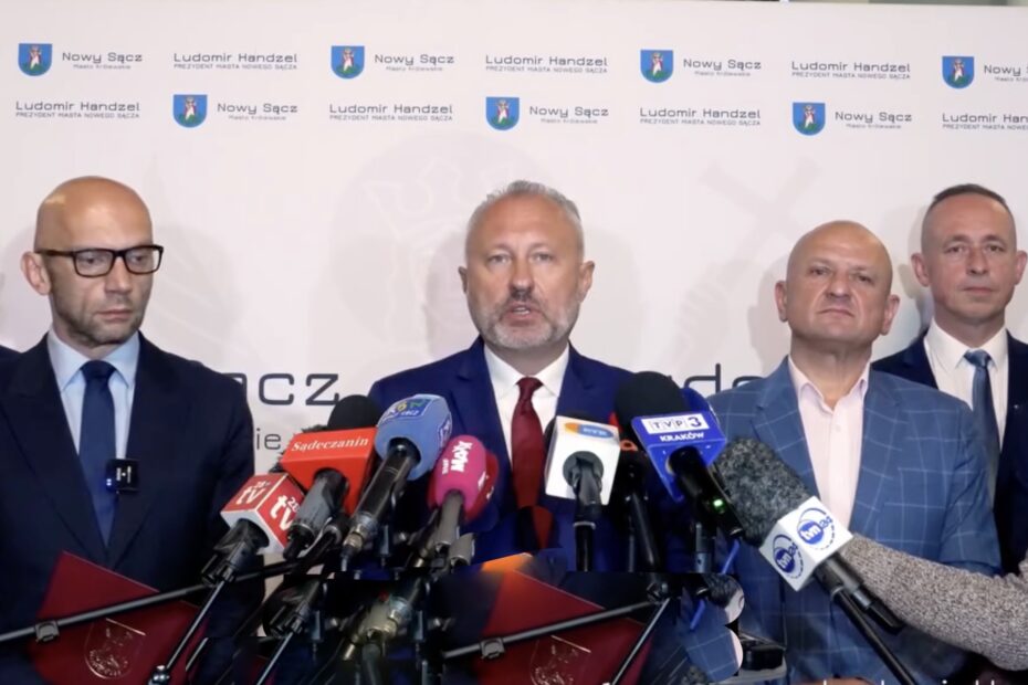 Prezydent Nowego Sącza Ludomir Handzel oraz jego zastępca Artur Bochenek podczas konferencji prasowej zwołany w nowosądeckim ratuszu.