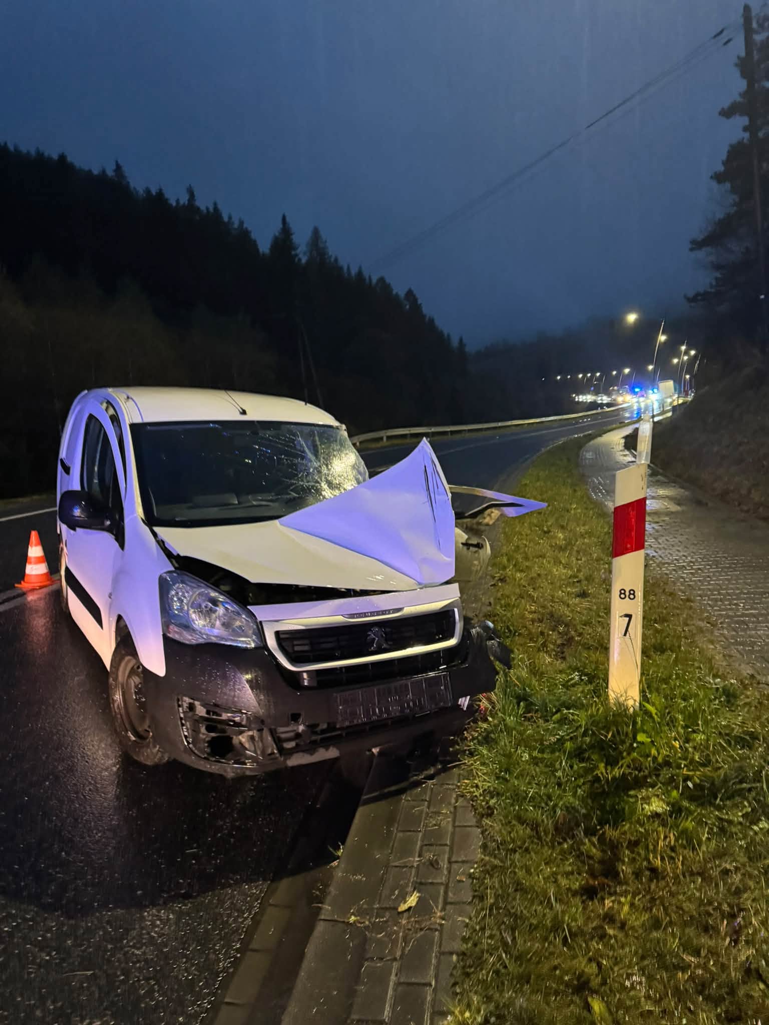 Zderzenie ciężarówki i samochodu dostawczego na DK75. Kierowca trafił do szpitala